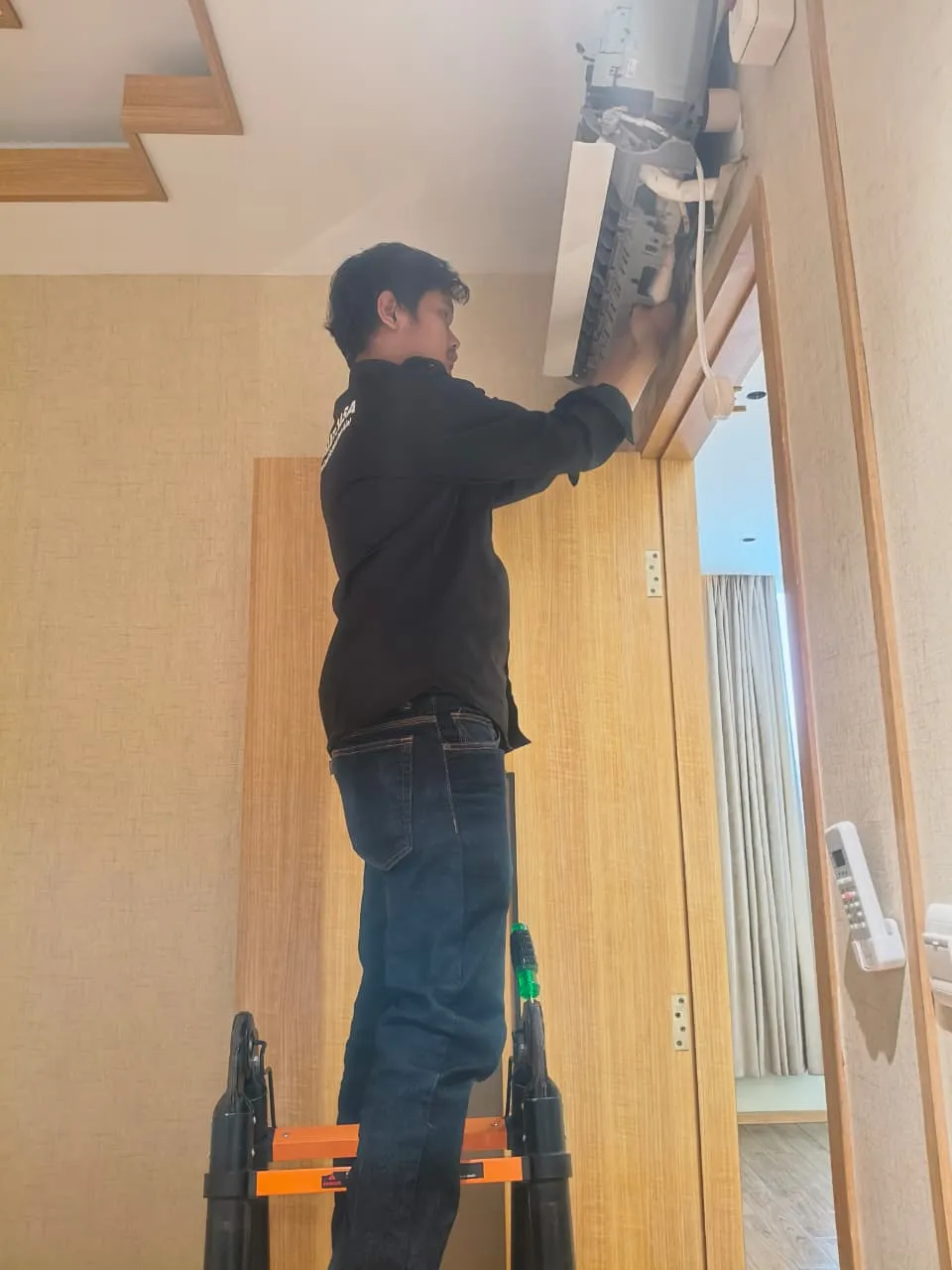 Cuci AC Indoor dan Outdoor