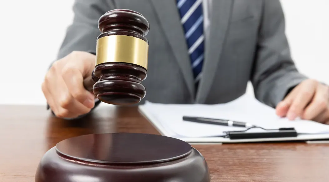 Palu hakim dan tim litigasi