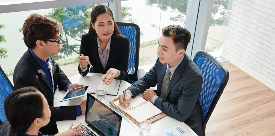 Tim korporasi berdiskusi di ruang rapat