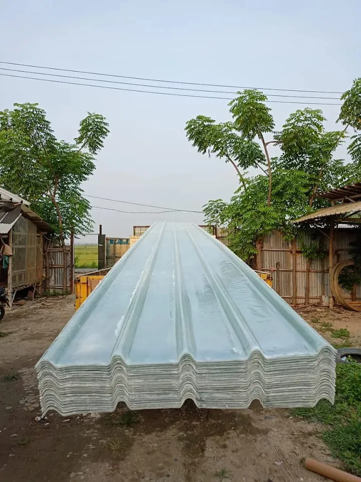 Atap fiberglass penerang di gudang Cikarang