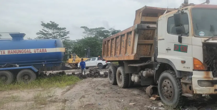 AKTIVITAS BONGKAR MUAT MATERIAL INDUSTRI