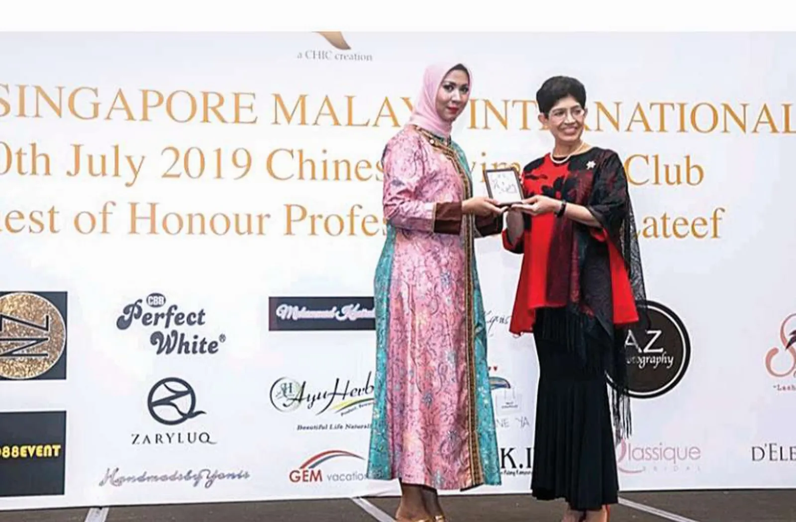 Sabrina Irine bersama Professor Fatimah Lateef