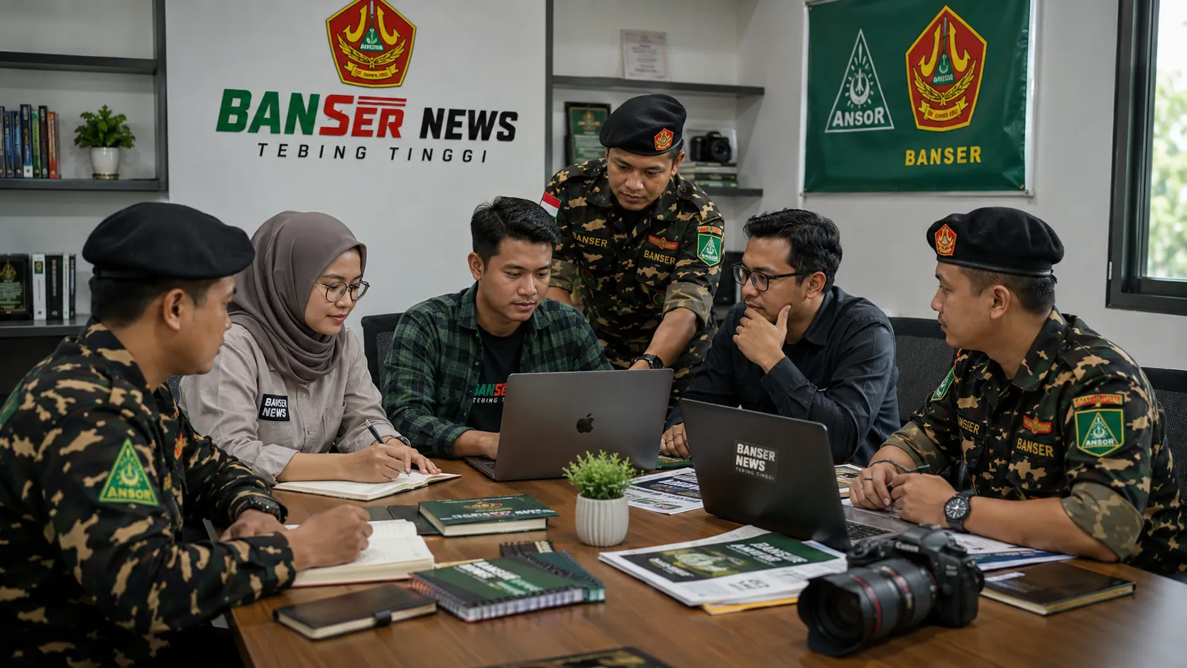 Tim BANSER NEWS Tebing Tinggi berdiskusi di ruang redaksi