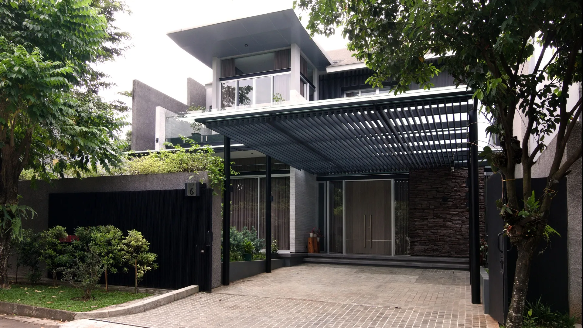Cabima residence facade during the day