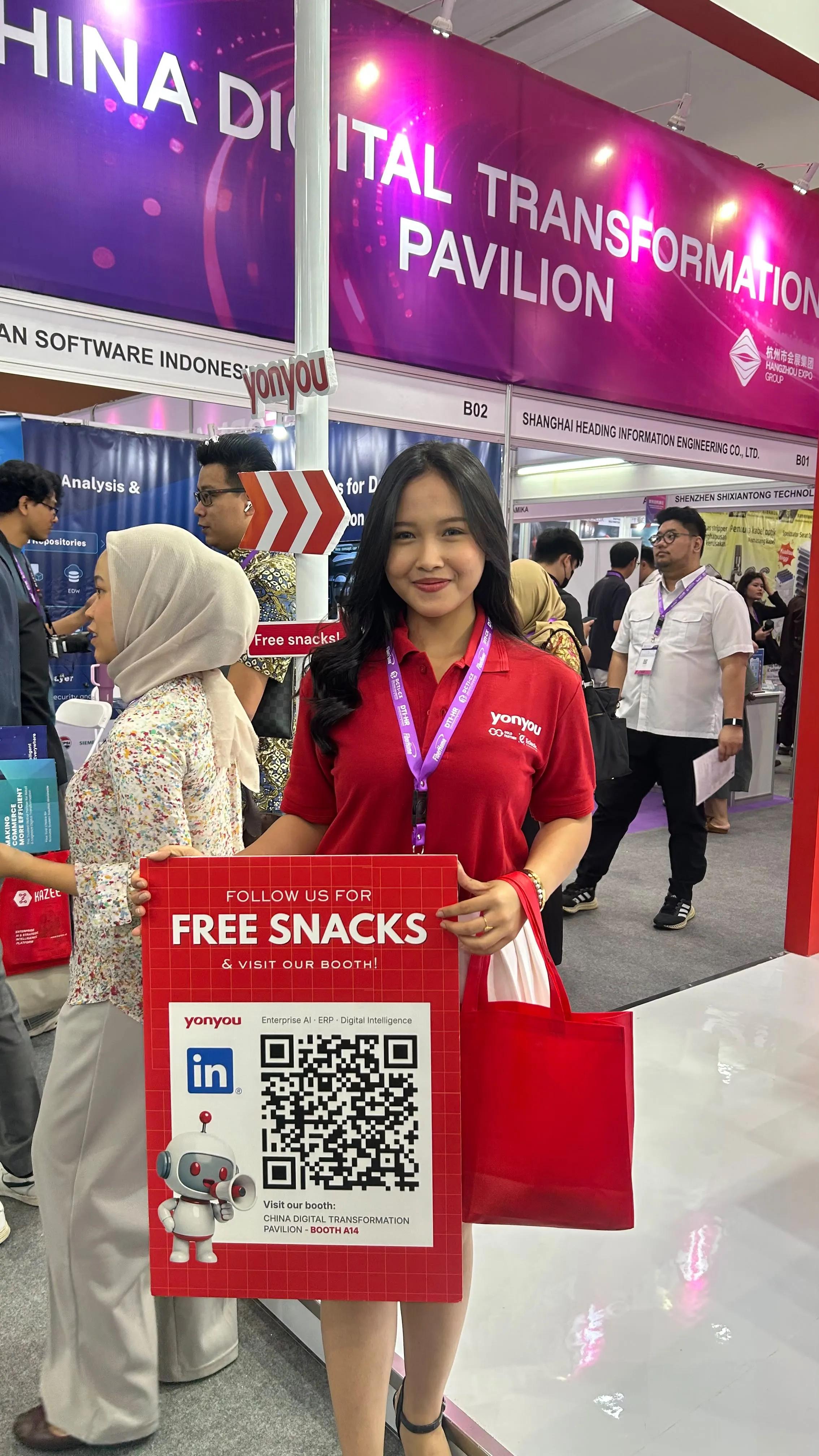 SPG assisting visitors at the Yonyou booth
