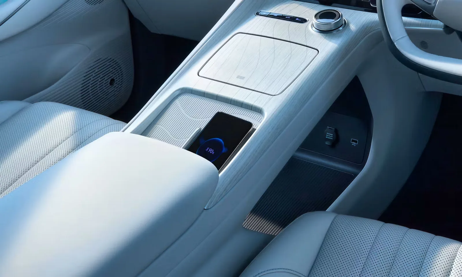 Geely EX5: Pengisian daya nirkabel