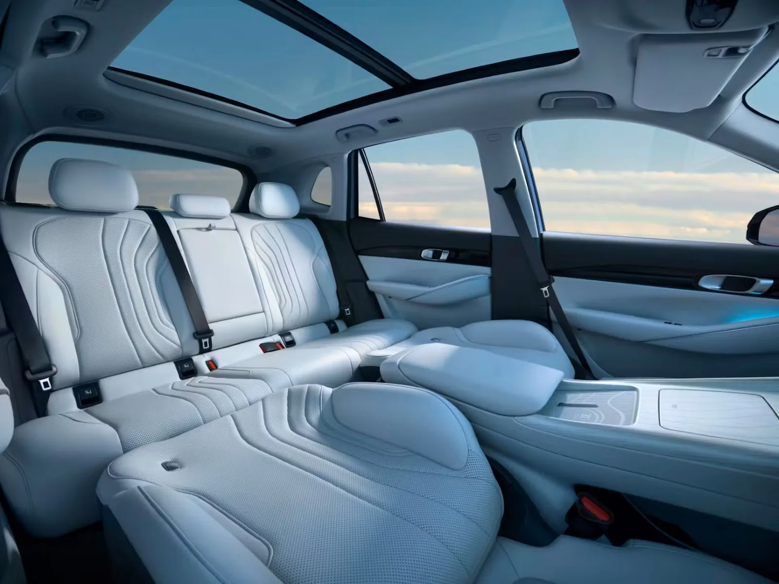 Geely EX5: Panoramic sunroof